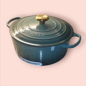 brand new 5.3 liter lw creuset with gold knob in artichaut